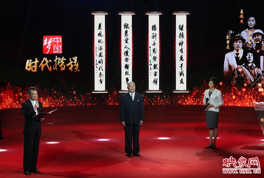 朗誦者現(xiàn)場朗誦贊河南鄧州“編外雷鋒團”的楹聯(lián)。