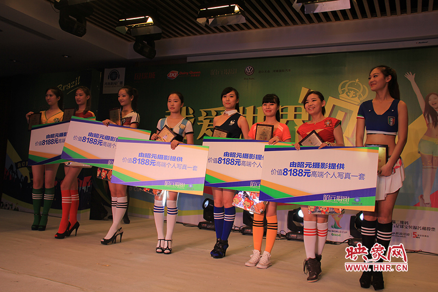 18位足球佳麗通過自我列紹、旗袍走秀、球衣展示三輪比拼，最終8位選手成功勝出。