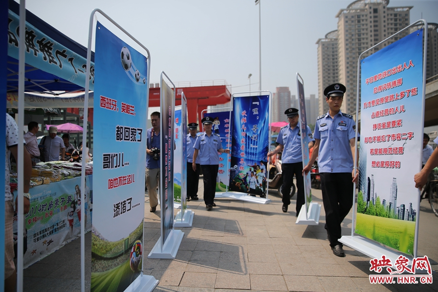 “平日里地鐵口出出入入，總得閃轉(zhuǎn)騰挪......”