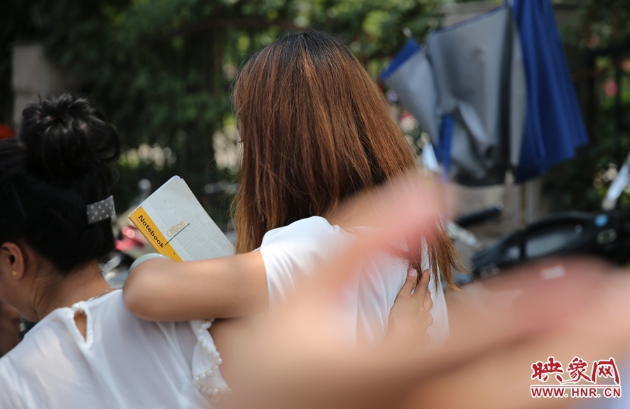 兩名看守?cái)偽坏呐⒁?jiàn)記者拍照離開(kāi)現(xiàn)場(chǎng)。