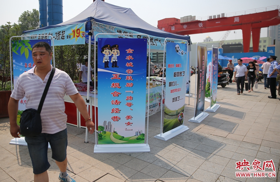 攤位被“圍觀”后，沒(méi)有一單生意，過(guò)往市民叫好。