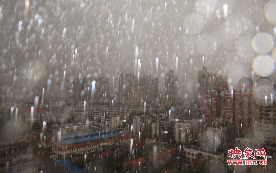 17時(shí)25分,鄭州強(qiáng)降雨,紫荊山附近的市民真切地感受到了什么叫大雨傾盆。
