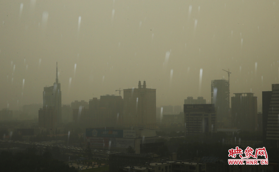 17時(shí)29分,鄭州強(qiáng)降雨,紫荊山附近的市民真切地感受到了什么叫大雨傾盆。