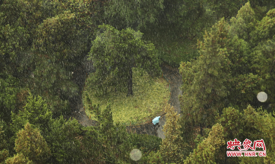 17時(shí)25分,鄭州強(qiáng)降雨,紫荊山附近的市民真切地感受到了什么叫大雨傾盆。