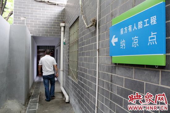 在每一處納涼點(diǎn)均有醒目標(biāo)志，市民可就近前往。