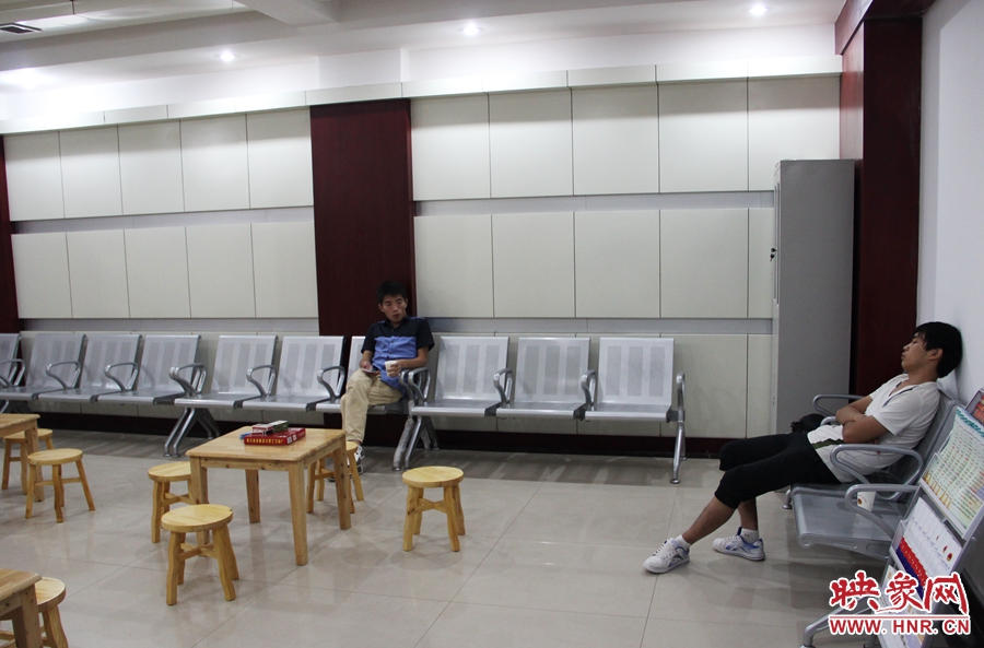 中原區(qū)人防納涼場(chǎng)所（桐柏路與中原路交叉口），市民在22度的室內(nèi)休息，并配有棋牌和飲用水。