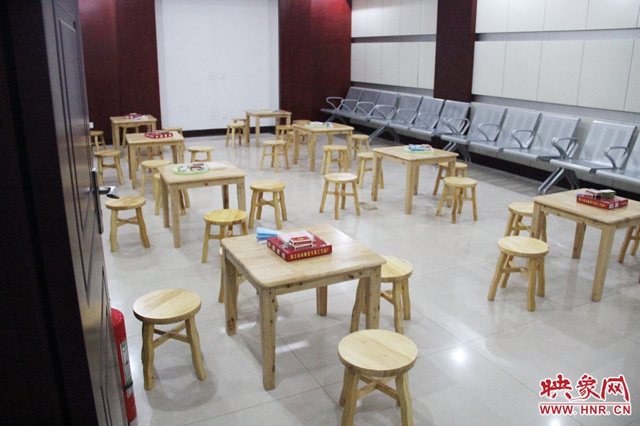 中原區(qū)人防納涼場(chǎng)所（桐柏路與中原路交叉口），內(nèi)部環(huán)境干凈整潔。