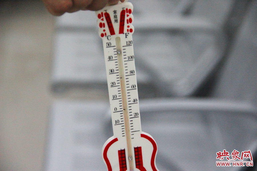 中原區(qū)人防納涼場(chǎng)所（桐柏路與中原路交叉口），室內(nèi)溫度達(dá)24度，相比中原區(qū)室外溫度低14度。