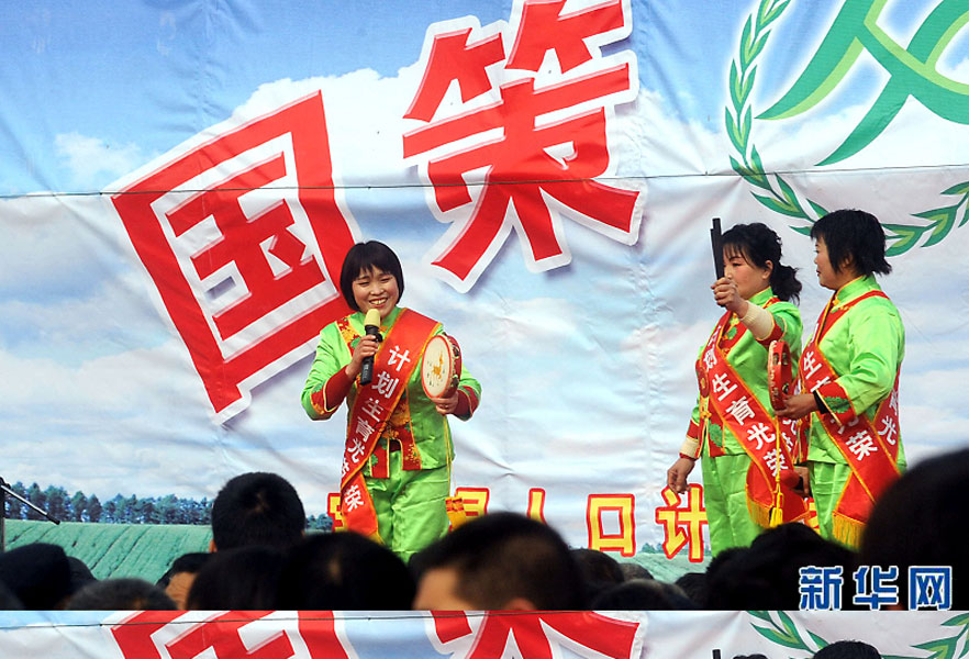 說唱演員在河南省寶豐縣街頭宣傳計(jì)劃生育政策（2008年2月19日攝）。