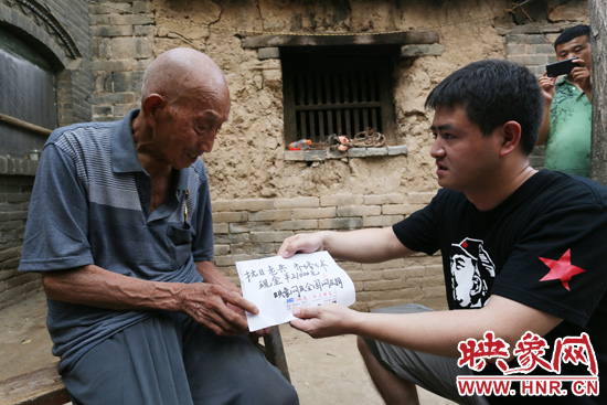 映象網(wǎng)記者親手將網(wǎng)友捐款交到老人手中。