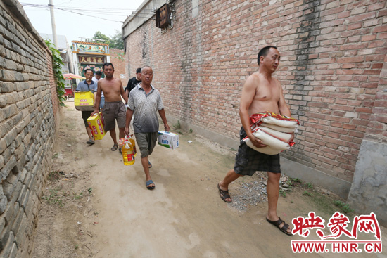 映象網(wǎng)記者為老人帶來大米糧油等生活物資。