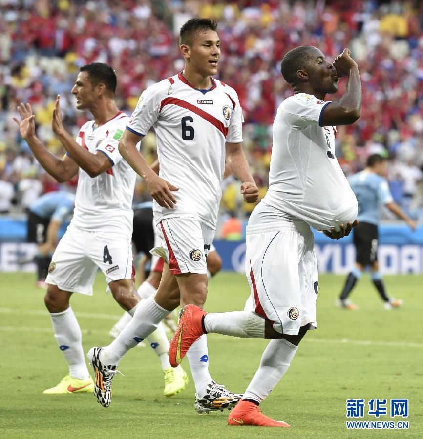 6月14日，哥斯達(dá)黎加隊(duì)球員喬·坎貝爾（右一）進(jìn)球后將足球塞進(jìn)衣服內(nèi)慶祝。