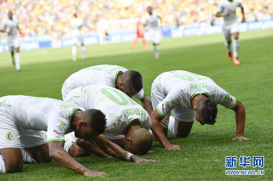 6月17日，阿爾及利亞隊(duì)球員蘇·費(fèi)古利（左二）罰入點(diǎn)球后與隊(duì)友慶祝。
