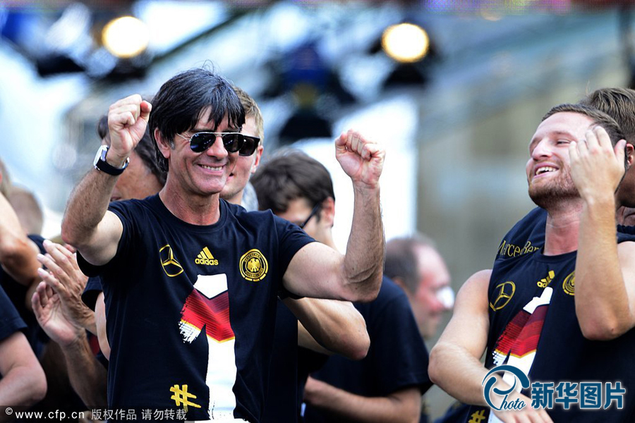 當(dāng)?shù)貢r間2014年7月15日，德國柏林，德國隊歸國舉行奪冠巡游