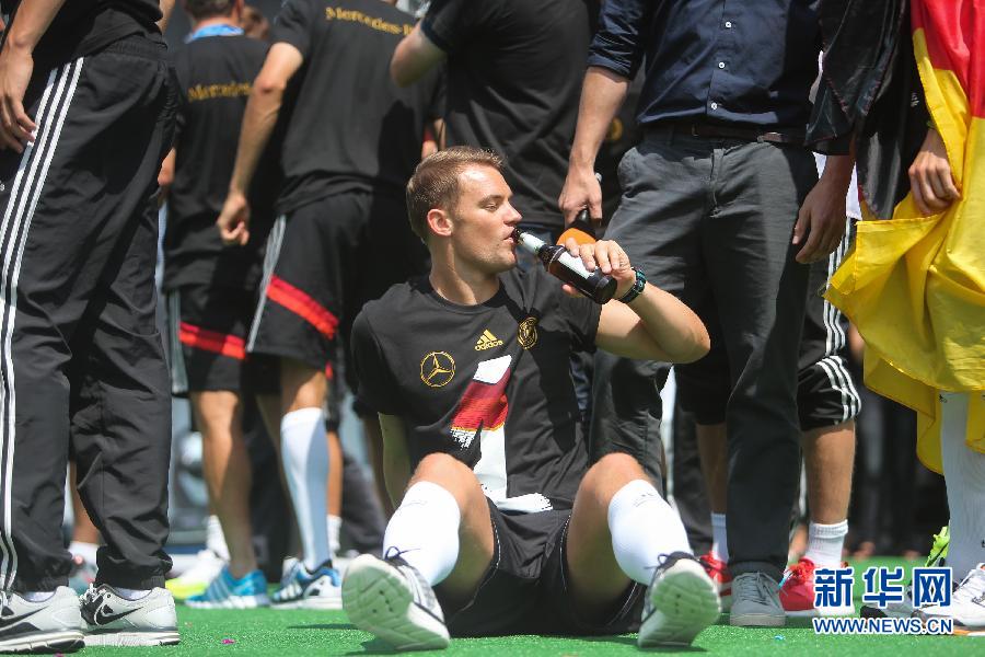 當(dāng)?shù)貢r間2014年7月15日，德國柏林，德國隊歸國舉行奪冠巡游