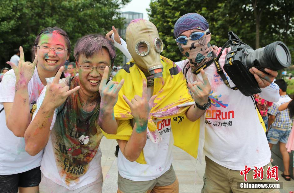 7月19日,參加彩虹跑的年輕人沖向終點(diǎn)后合影。