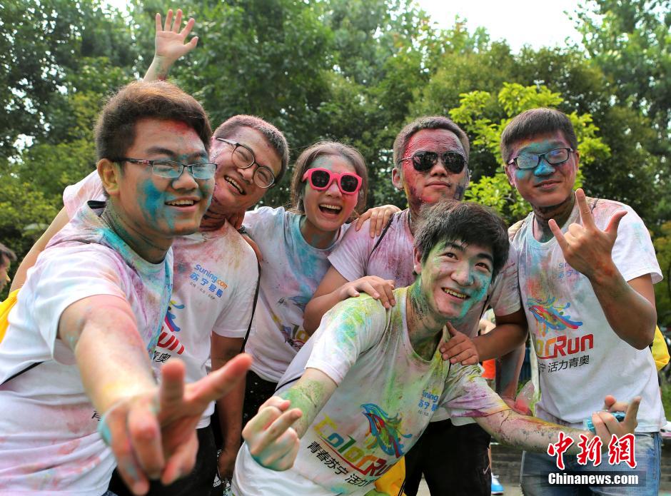 7月19日,參加彩虹跑的年輕人沖向終點(diǎn)后合影。