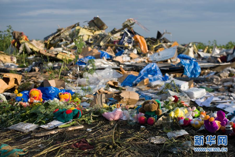 7月19日,在烏克蘭頓涅茨克州拉瑟普諾耶村附近,人們將玩具擺放在馬航MH17航班墜機(jī)現(xiàn)場。