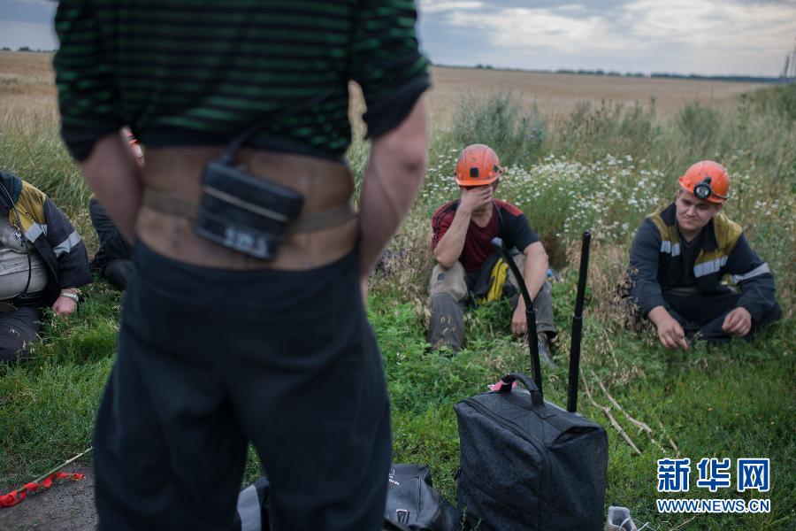 7月19日,在烏克蘭頓涅茨克州馬航MH17航班的墜毀現(xiàn)場附近,幾名礦工志愿者在休息。