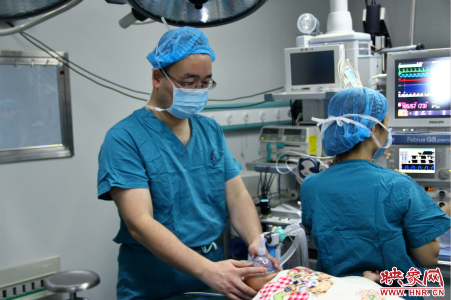 上午8點(diǎn)10分，小龍接受全身麻醉。