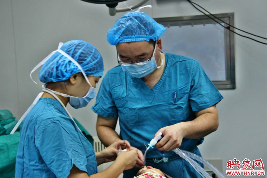 醫(yī)生正在對(duì)小龍進(jìn)行麻醉后的觀察。