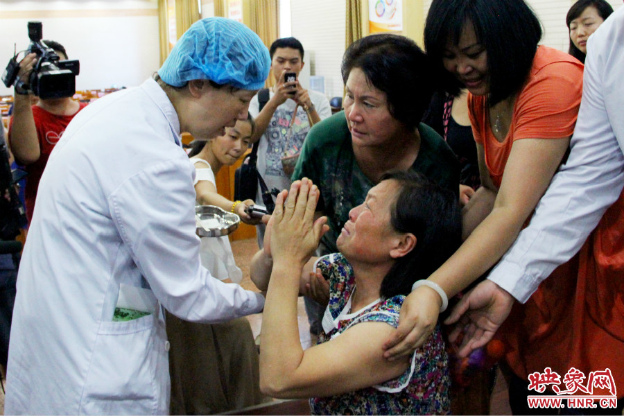 當(dāng)?shù)弥↓埬X部的鋼針成功取出，馮書想的情緒有些激動(dòng)。