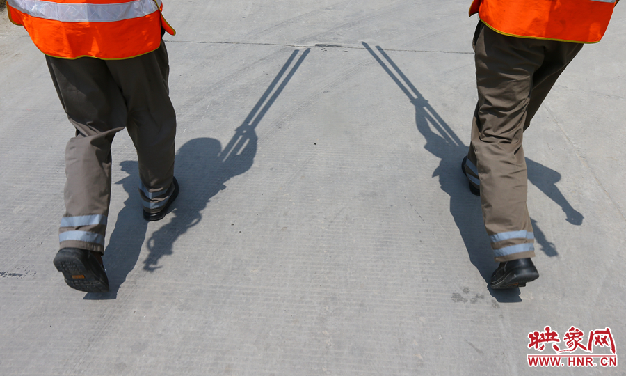 中午時分，烈日當(dāng)頭，在滾燙的水泥地面上投下了小小的身影