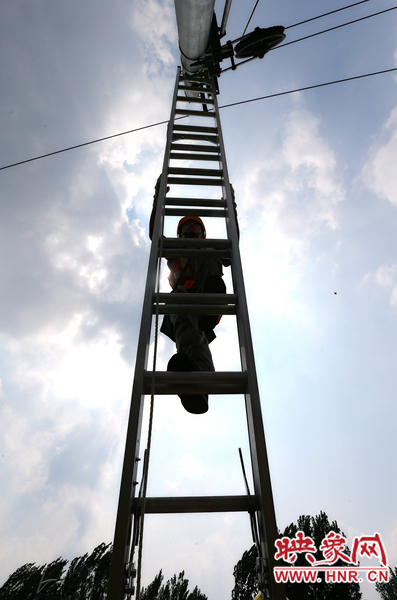 頂著太陽的直射，檢修工不斷要爬上高處施工