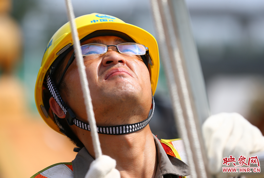 酷暑下，工人師傅的每一個動作都消耗著大量的體力