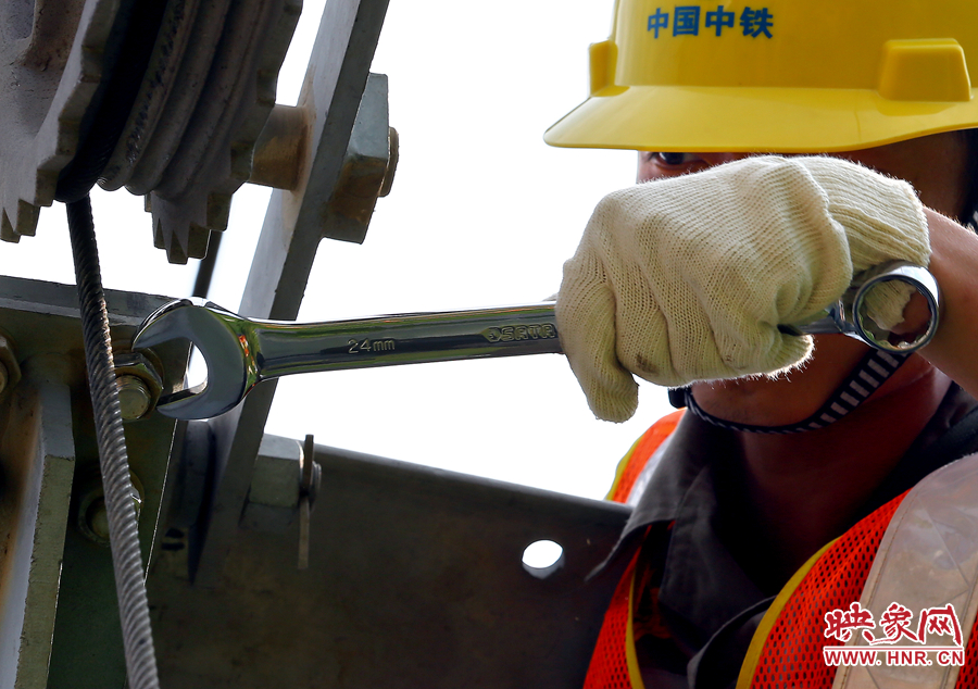 雖然備受高溫的煎熬，但是工作卻是一絲不茍