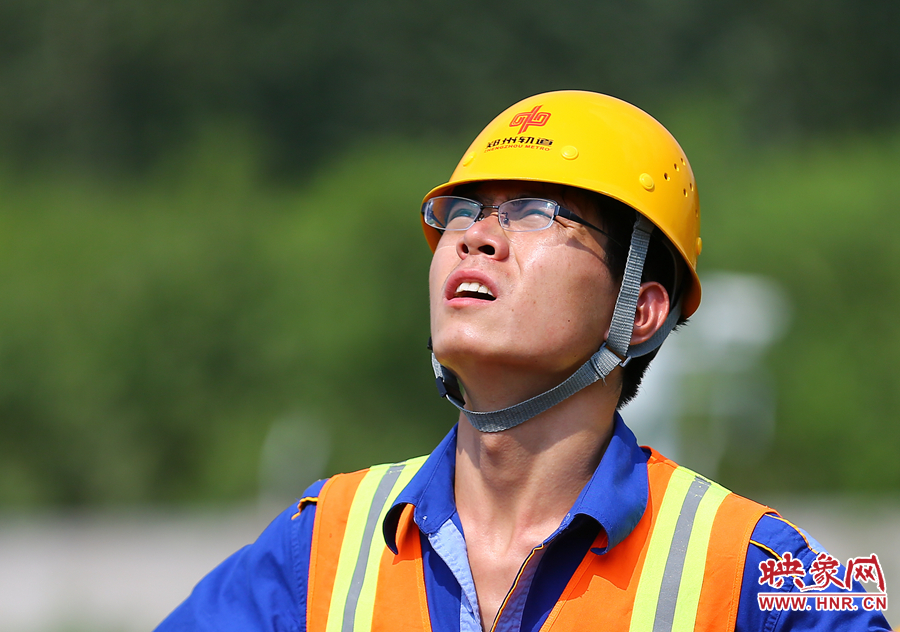 在直射的陽光下，工作人員只能瞇著眼睛觀察施工情況