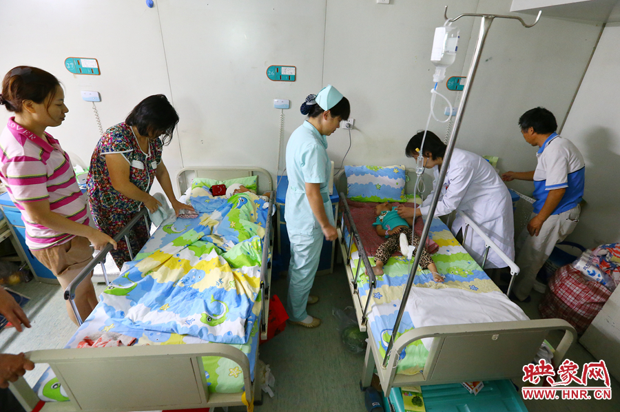 手術前，畫面右側的大龍正在接受醫(yī)生的檢查，左側的小龍還在熟睡。