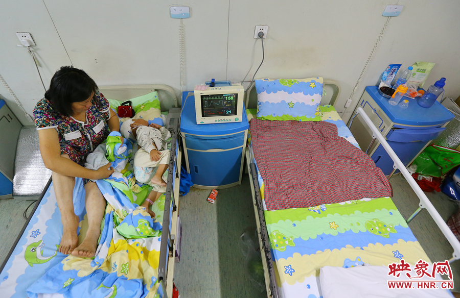 大龍手術期間，奶奶一直守在小龍身邊