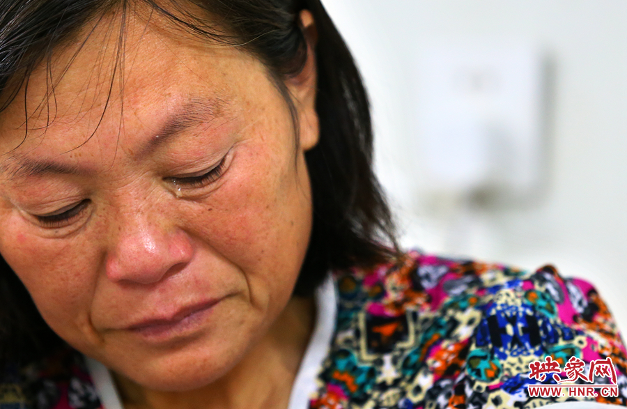 大龍手術時，等待結果的奶奶留下了淚水