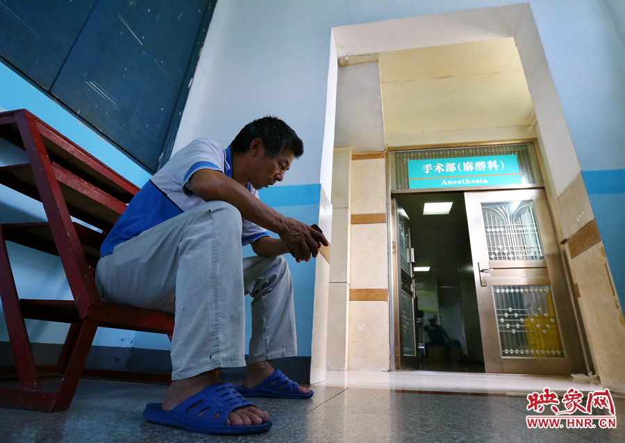 大龍的手術時，爺爺一直在門口焦急的等待