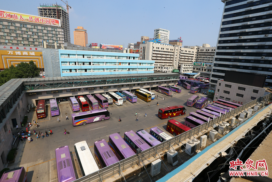 不大的停車場內(nèi)，每天都有上千輛長途車需要調(diào)度員指揮協(xié)調(diào)