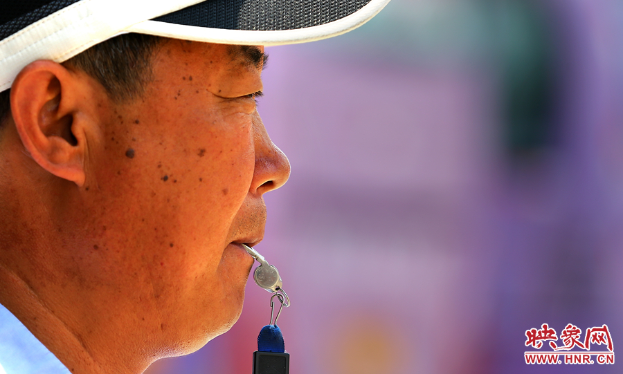 嘴中的口哨不停的響起，一個班下來口干舌燥是家常便飯