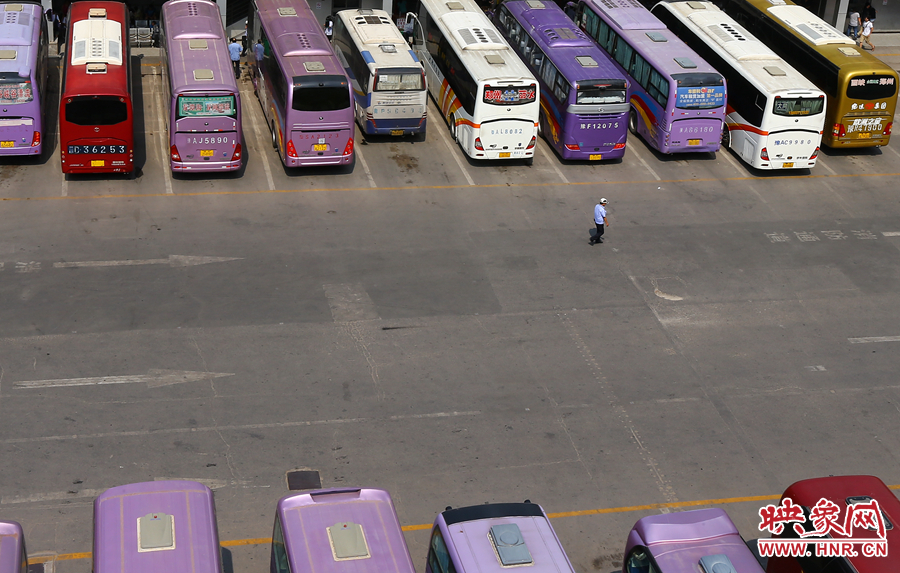 在不大的車站內(nèi)，幾十輛客車不停運轉(zhuǎn)的發(fā)動機，使得場站內(nèi)溫度居高不下