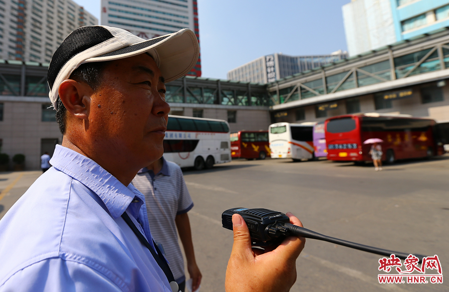 黑紅色的皮膚，是高溫戶外工作者最顯著的“標識”