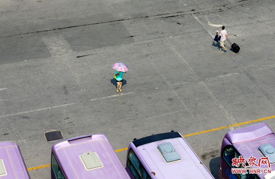 酷暑的陽光，常常曬化車站內(nèi)地面的瀝青，乘車的旅客都是匆匆而過，不愿過多停留。