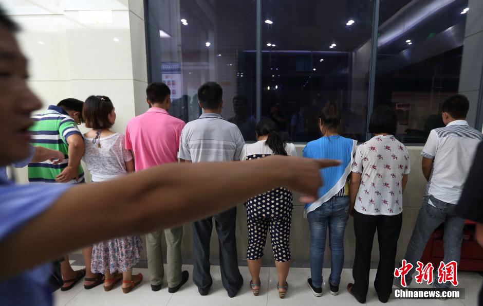 7月24日晚,南京警方將抓獲的以福建、江西、河南、湖北、黑龍江等多個(gè)外省市的涉及傳銷人員集中帶回。