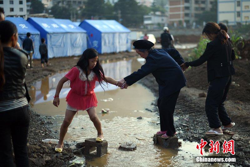 2014年8月6日，云南魯?shù)辇堫^山災(zāi)區(qū)，民眾暫居帳篷。