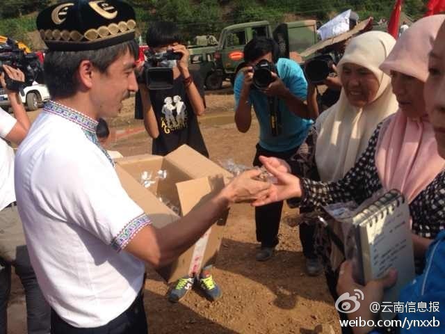 　“切糕王子”阿迪力帶著重達(dá)5噸、價(jià)值50萬(wàn)元的切糕于7日下午抵達(dá)魯?shù)榈卣鹫鹬旋堫^山鎮(zhèn)。