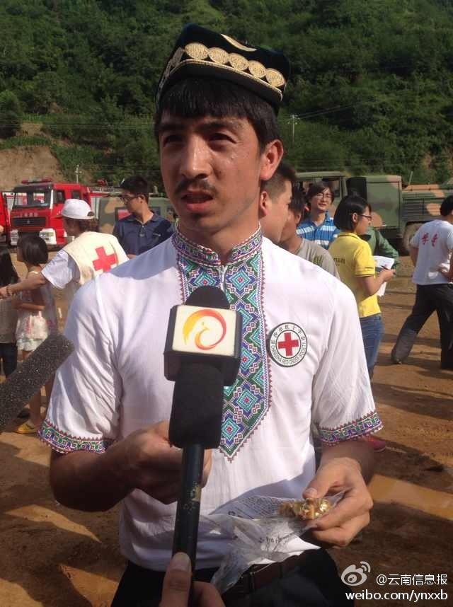 “切糕王子”阿迪力帶著他1萬(wàn)斤的切糕自長(zhǎng)沙抵達(dá)了龍頭山鎮(zhèn)。