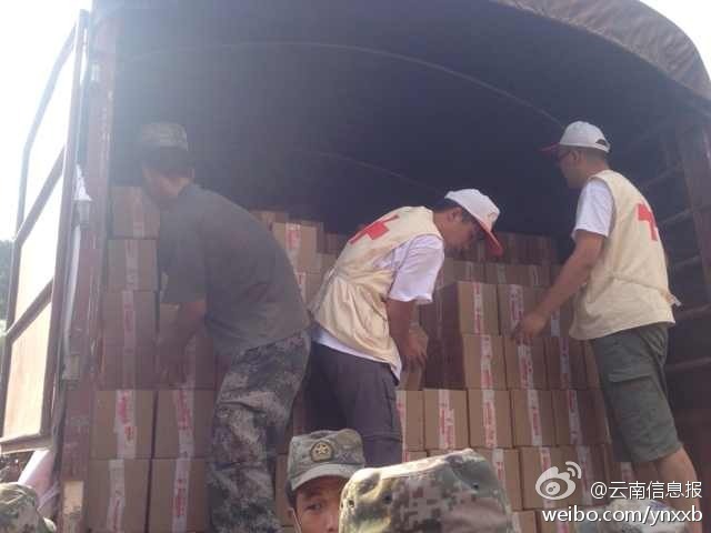 第14集團(tuán)軍官兵協(xié)助阿迪力將1100余箱切糕從貨車上卸下。