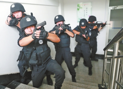 進入樓道后，特警開始地毯式搜索。