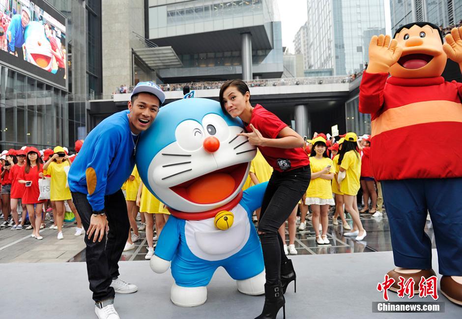 圖為何韻詩、周柏豪與哆啦A夢合影。