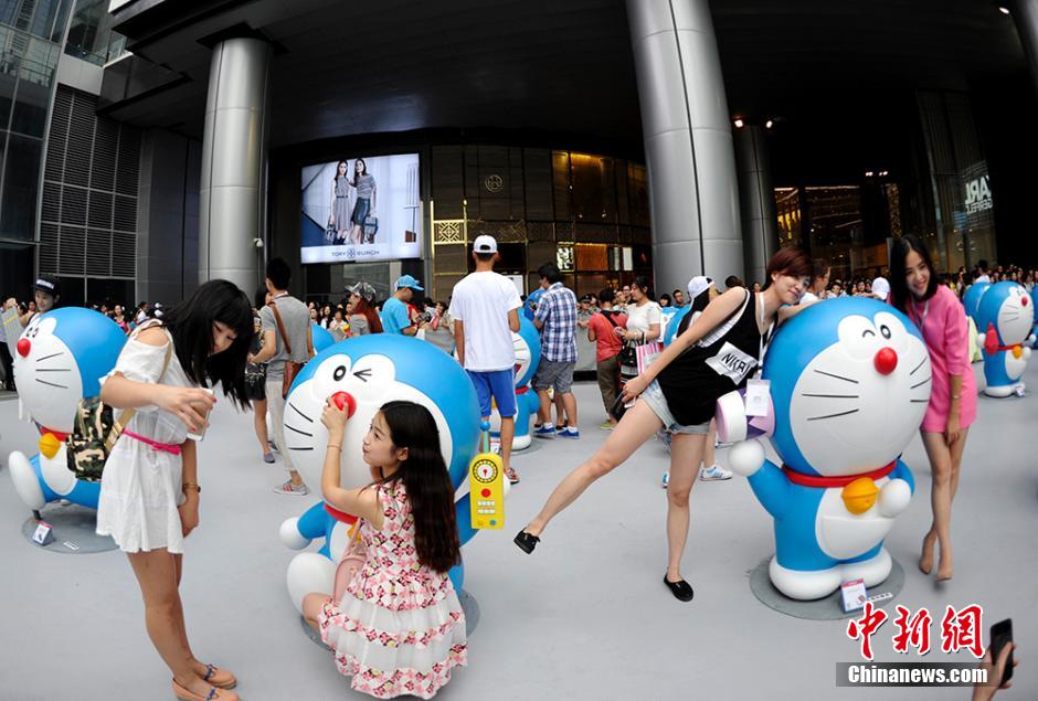 圖為成都民眾與哆啦A夢合影留念。