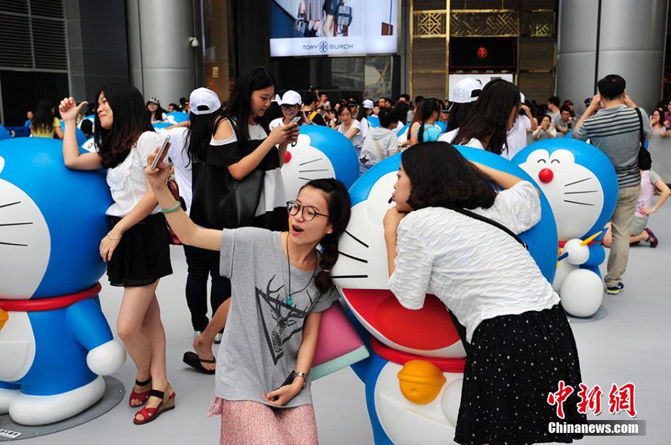 圖為成都民眾與哆啦A夢合影留念。
