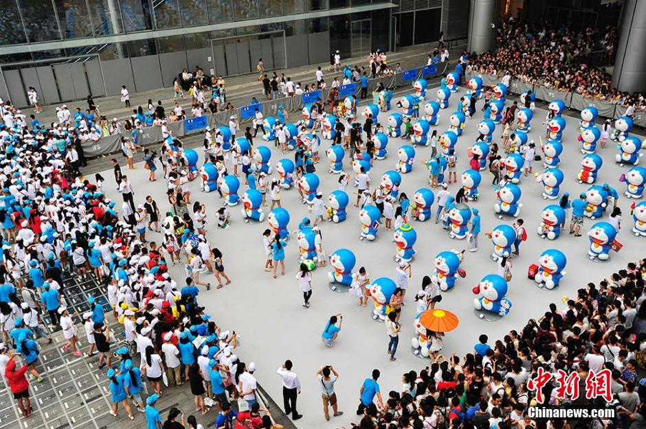 圖為成都民眾狂熱追捧哆啦A夢。